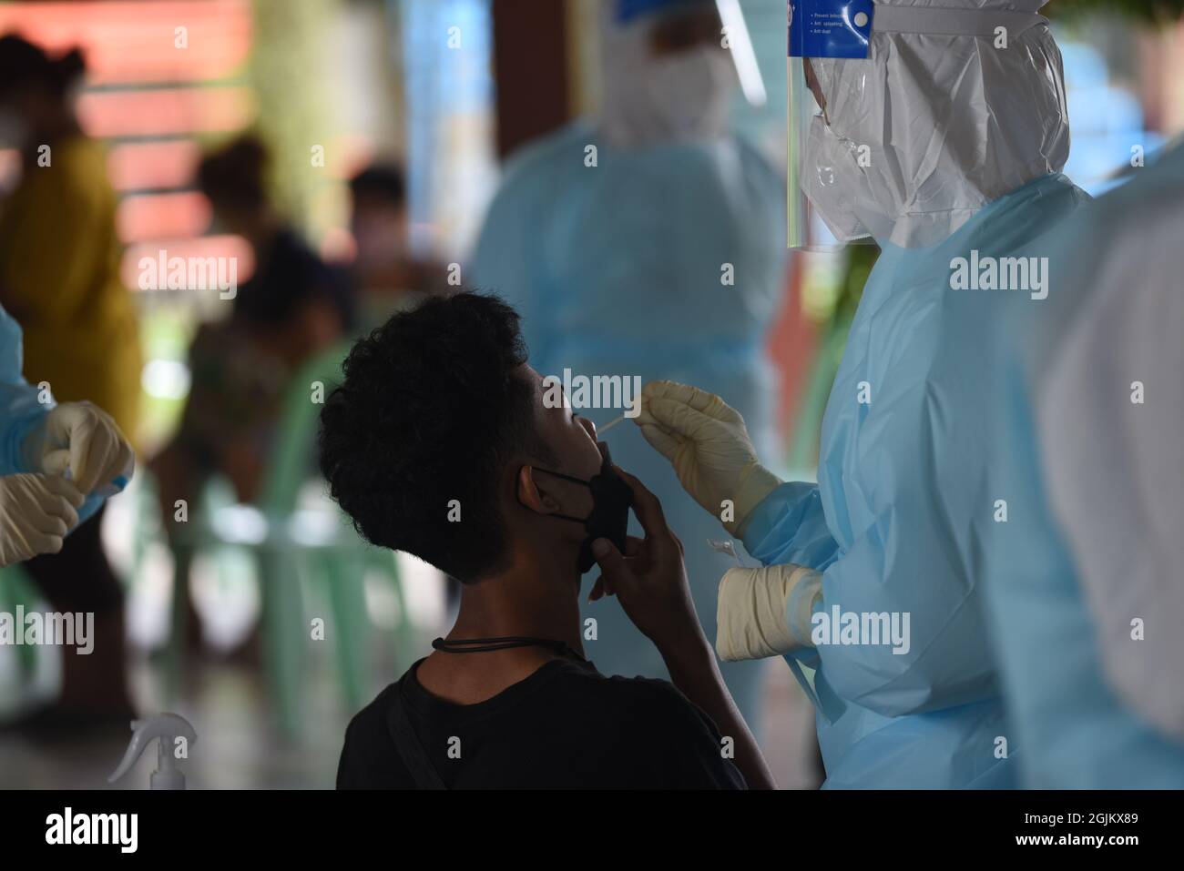 Bangkok, Thailand. September 2021. Freiwillige, die sich selbst die Gruppe "Zendai" nennen, bieten Testdienste für COVID-19, Proactive with Antigen Test Kit (ATK) an, um die Öffentlichkeit kostenlos in der Chanhun Bamphen Schule im Huai Khwang Bezirk zu besuchen. (Foto von Teera Noisakran/Pacific Press/Sipa USA) Quelle: SIPA USA/Alamy Live News Stockfoto