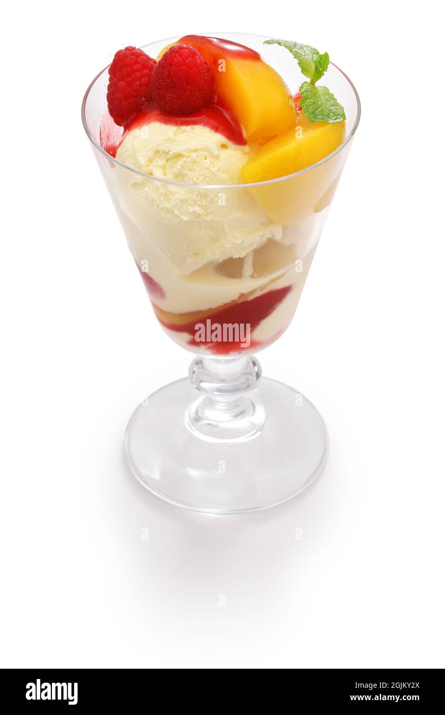 Peach Melba ist ein Sommerdessert von Escoffier mit Pfirsichen, Eis und Himbeer-Püree. Stockfoto
