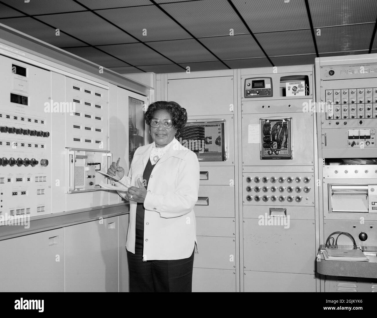 Dieses Aktenfoto vom 2. Juni 1977 ist von Mary W. Jackson, die in Hampton, Virginia, aufgewachsen ist und an der historisch schwarzen Hochschule Hampton Institute (heute Hampton University) teilgenommen hat, wo sie einen Bachelor of Science in Mathematik und Physikalwissenschaften erwarb. Nach seinem Abschluss in Hampton ging Jackson einen ziemlich umständlichen Weg, um ein gefeierter NASA-Ingenieur zu werden – die Auszubildenden mussten Mathematik und Physik auf Absolventenniveau in von der University of Virginia geleiteten After-Work-Kursen absolvieren. Zu dieser Zeit fanden die Kurse an der damals getrennten Hampton High School statt, und sie benötigte eine spezielle Genehmigung vom Cit Stockfoto