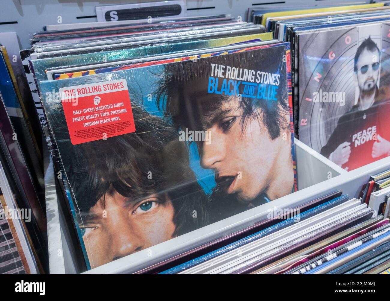 Das Rolling Stones Black and Blue Album, Vinylplatte im Plattenladen Stockfoto