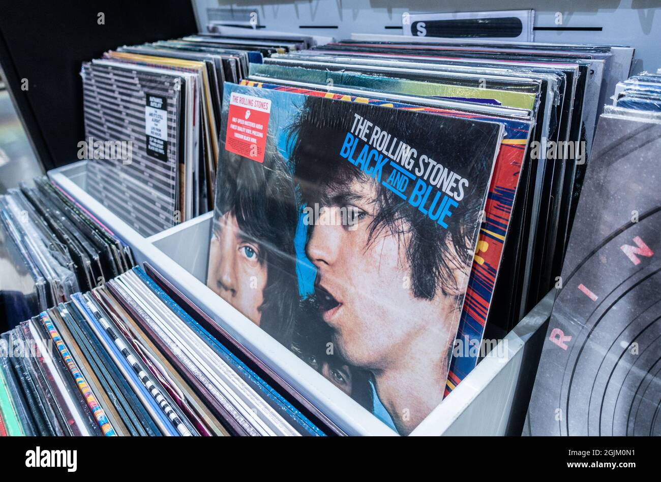 Das Rolling Stones Black and Blue Album, Vinylplatte im Plattenladen Stockfoto