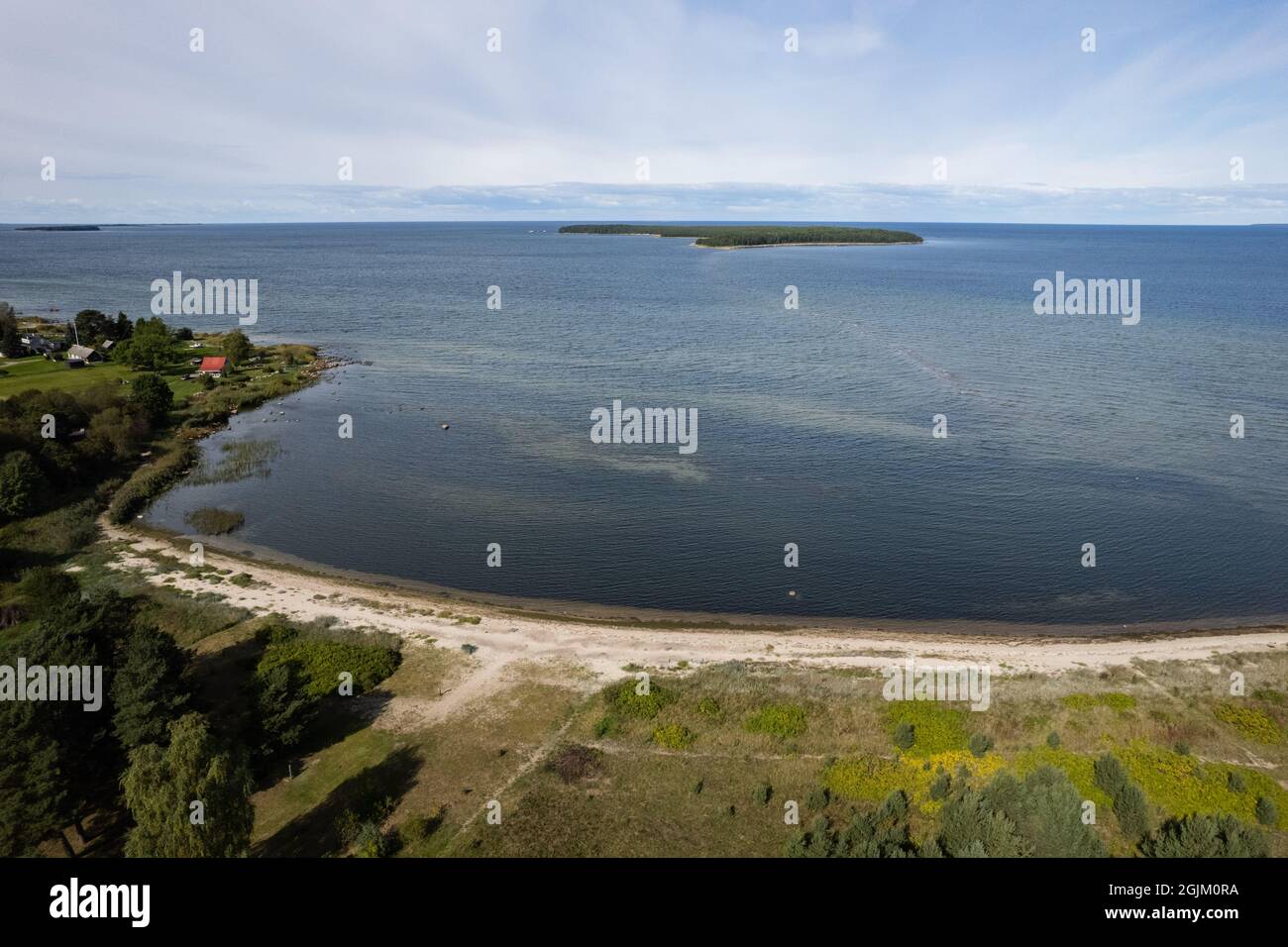 Luftdrohnenaufnahme über die Nordküste der Ostsee und die kleine Insel Pedassaare in Estland. Stockfoto