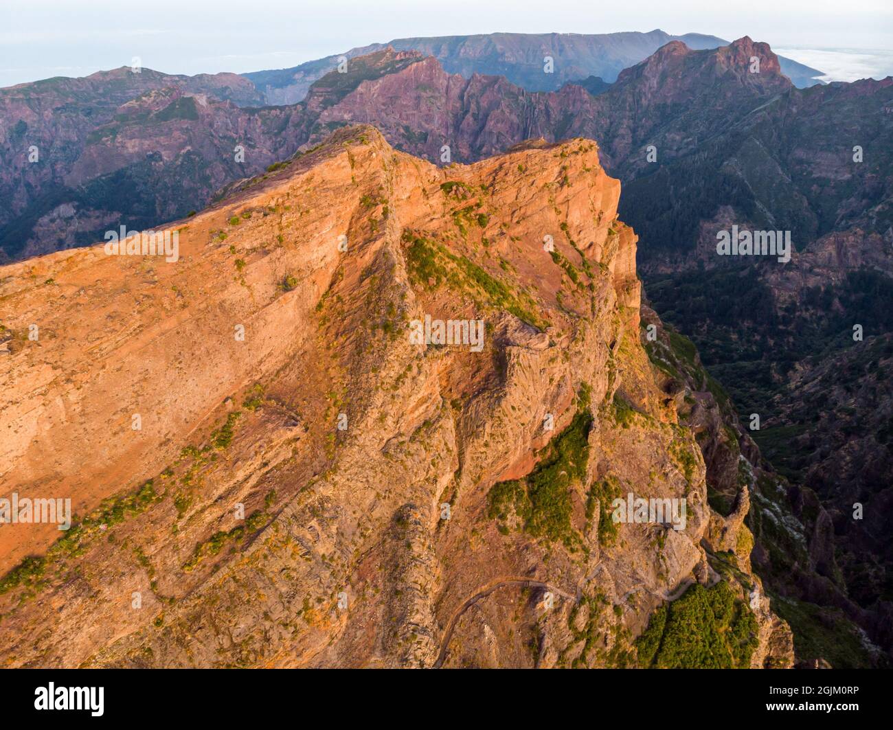 Luftaufnahme der malerischen vulkanischen Berge bei Sonnenaufgang. Stockfoto