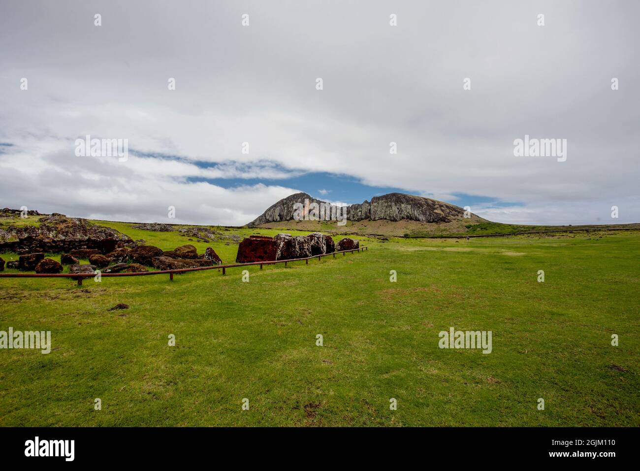 Landschaft mit zerbrochenen Moais-Statuen in Ahu Tongariki, Osterinsel, Chile, Polynesien Stockfoto