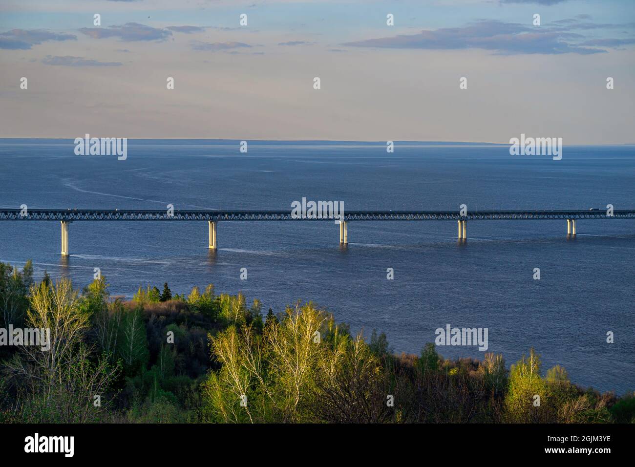 Die Präsidentenbrücke in Uljanowsk. Brücke über die Wolga. Sonnenuntergang am Abend. Stockfoto