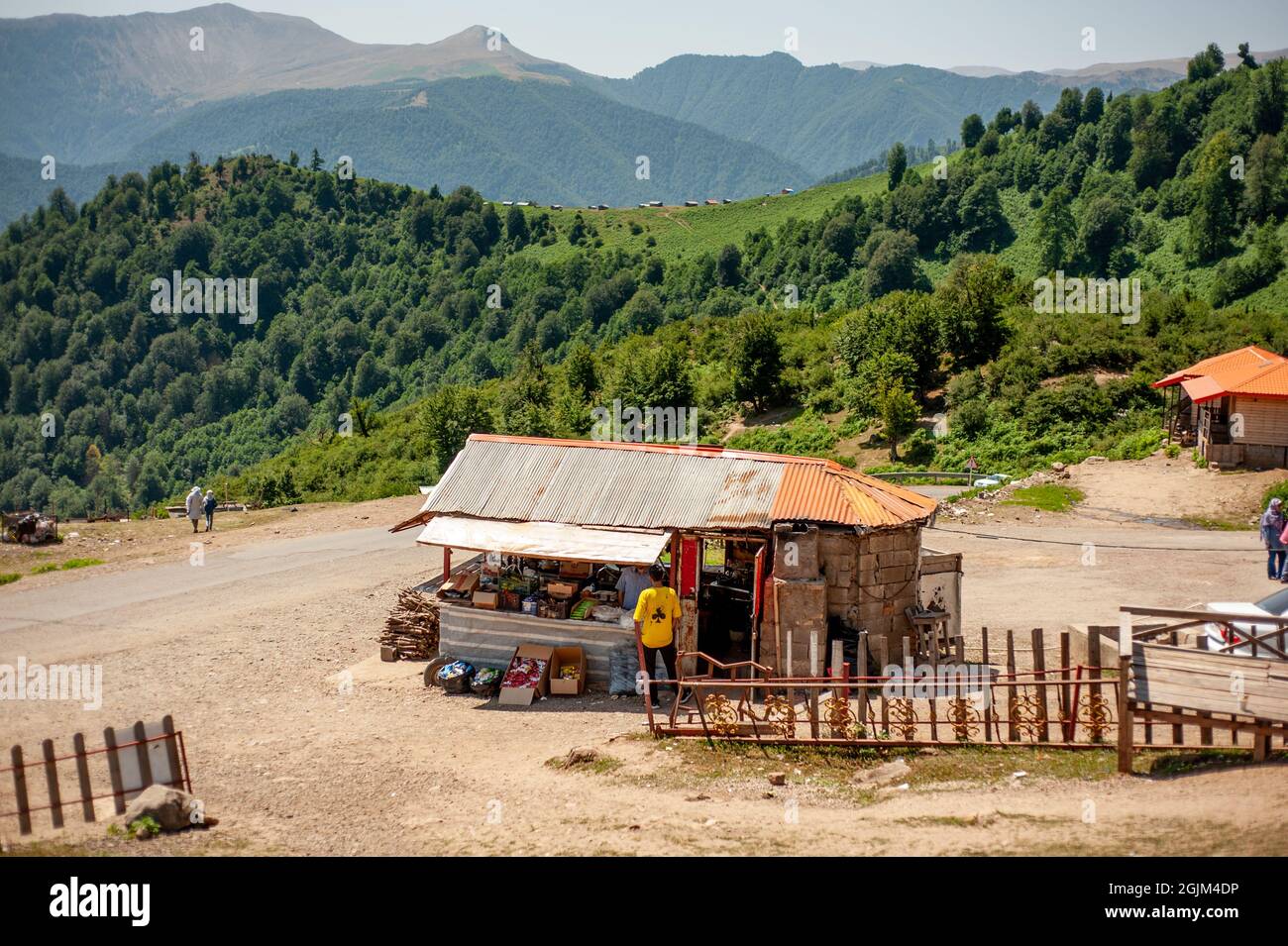 rasht, iran JULI 2021 der Blick vom Massaldorf und seine Natur mit Bergen und Bäumen in der provinz gilan. Stockfoto