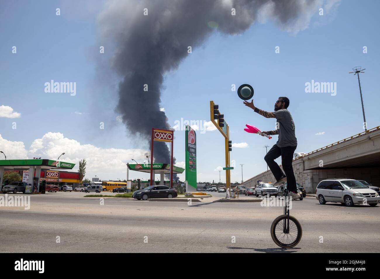 Polizei, Feuerwehrleute und Nationalgarde nehmen an Bränden in Ciudad Juarez Chihuahua Mexico Teil, einer Grenzstadt an der Grenze zu El Paso Texas, USA Stockfoto