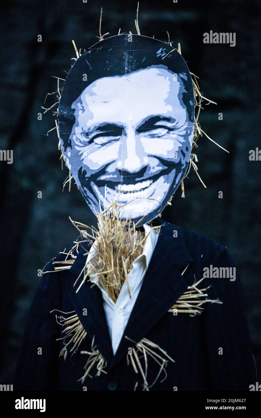 Ljubljana, Slowenien. September 2021. Ein strohgefülltes Bildnis des slowenischen Präsidenten Borut Pahor wird während eines regierungsfeindlichen Protestes in Ljubljana gesehen. Die regierungsfeindlichen Proteste finden in den letzten anderthalb Jahren jeden Freitag in Ljubljana statt, wobei Demonstranten den slowenischen Präsidenten Borut Pahor kritisieren, weil er sich nicht gegen die Regierung und ihre Verletzungen der Rechtsstaatlichkeit, die Unterstützung von neonazis und neue diskriminierende Gesetze eingesetzt hat. (Foto: Luka Dakskobler/SOPA Images/Sipa USA) Quelle: SIPA USA/Alamy Live News Stockfoto