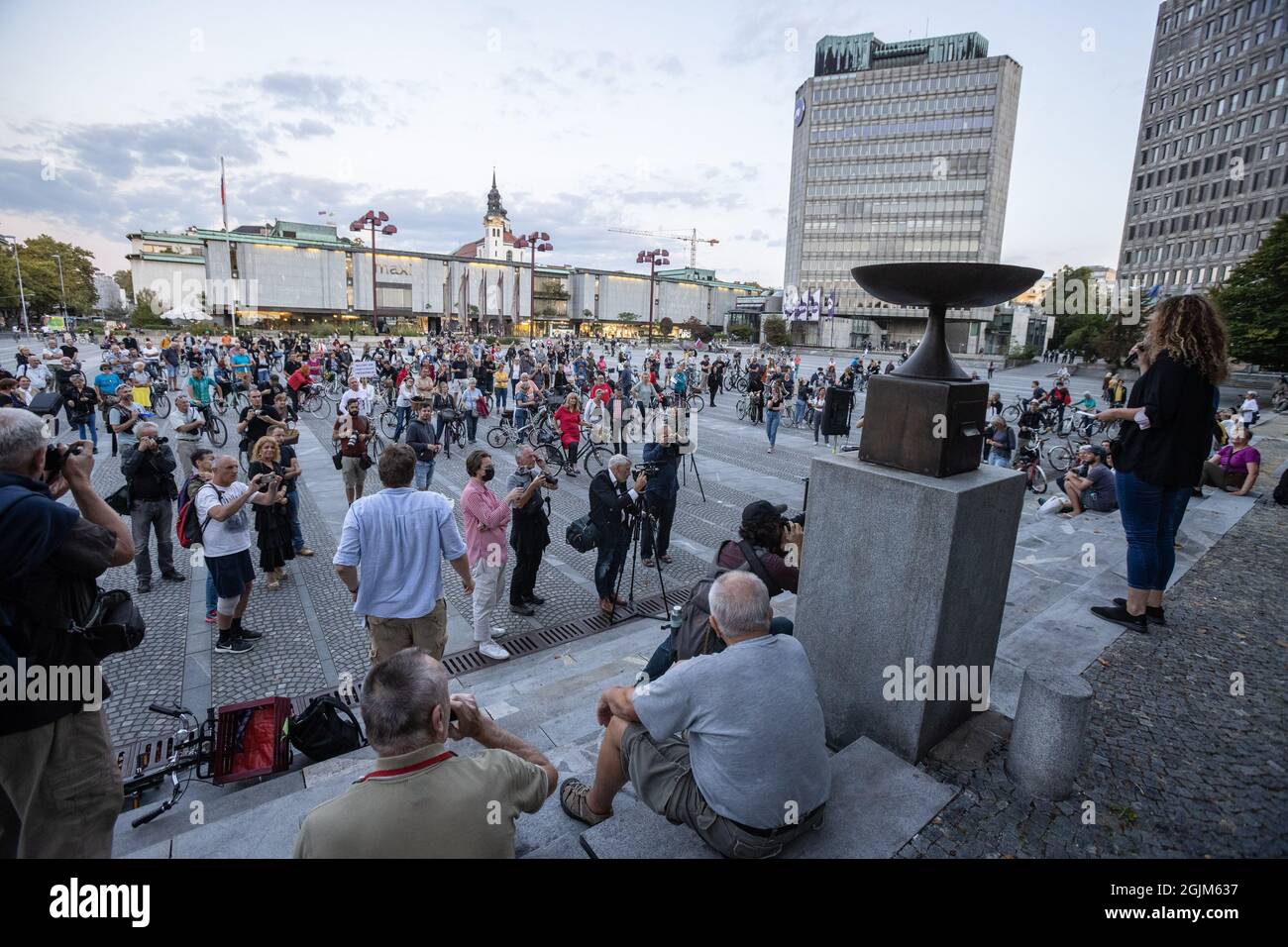Ljubljana, Slowenien. September 2021. Demonstranten hören sich während eines regierungsfeindlichen Protestes in Ljubljana Reden auf dem Platz der Republik an. Die regierungsfeindlichen Proteste finden in den letzten anderthalb Jahren jeden Freitag in Ljubljana statt, wobei Demonstranten den slowenischen Präsidenten Borut Pahor kritisieren, weil er sich nicht gegen die Regierung und ihre Verletzungen der Rechtsstaatlichkeit, die Unterstützung von neonazis und neue diskriminierende Gesetze eingesetzt hat. (Foto: Luka Dakskobler/SOPA Images/Sipa USA) Quelle: SIPA USA/Alamy Live News Stockfoto