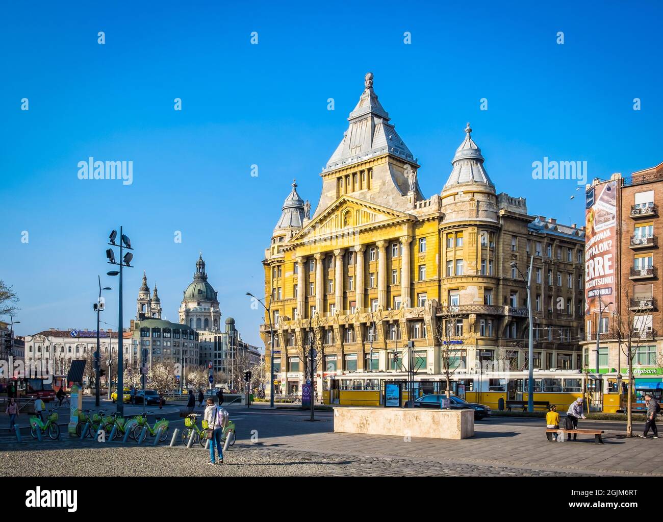 Ungarn, Budapest, März 2020, Blick auf das Gebäude der Katedra Nyelviskola, einer Sprachschule in Anker koz Stockfoto