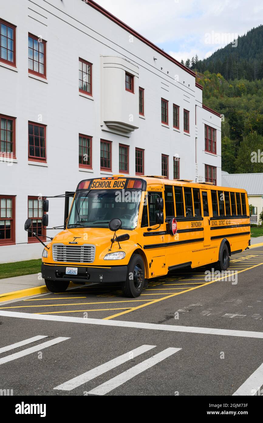 Skykomish, WA, USA - 08. September 2021; Ein von Thomas gebauter Schulbus parkte vor der Stadtschule in Skykomish, Washington. Stockfoto