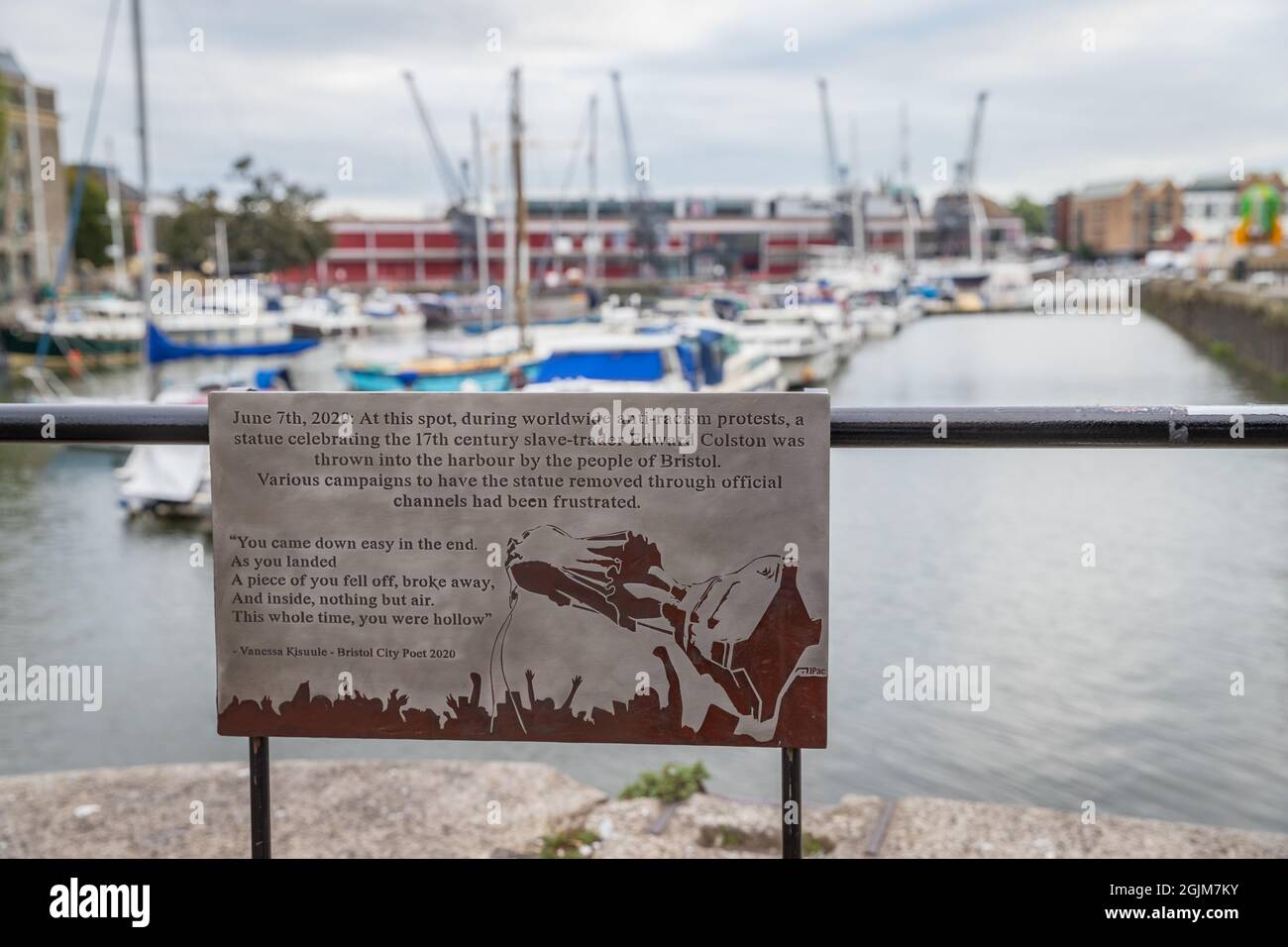 Plakette im Hafen von Bristol, die den Ort markiert, an dem die Statue von Edward Colston ins Wasser geworfen wurde Stockfoto