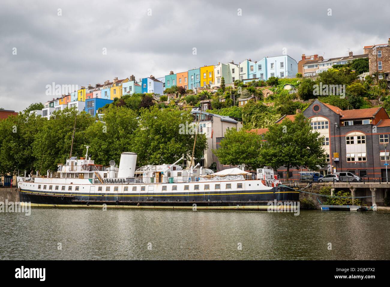 Blick auf MV Balmoral unter einer Reihe von Gebäuden, Bristol, Großbritannien Stockfoto
