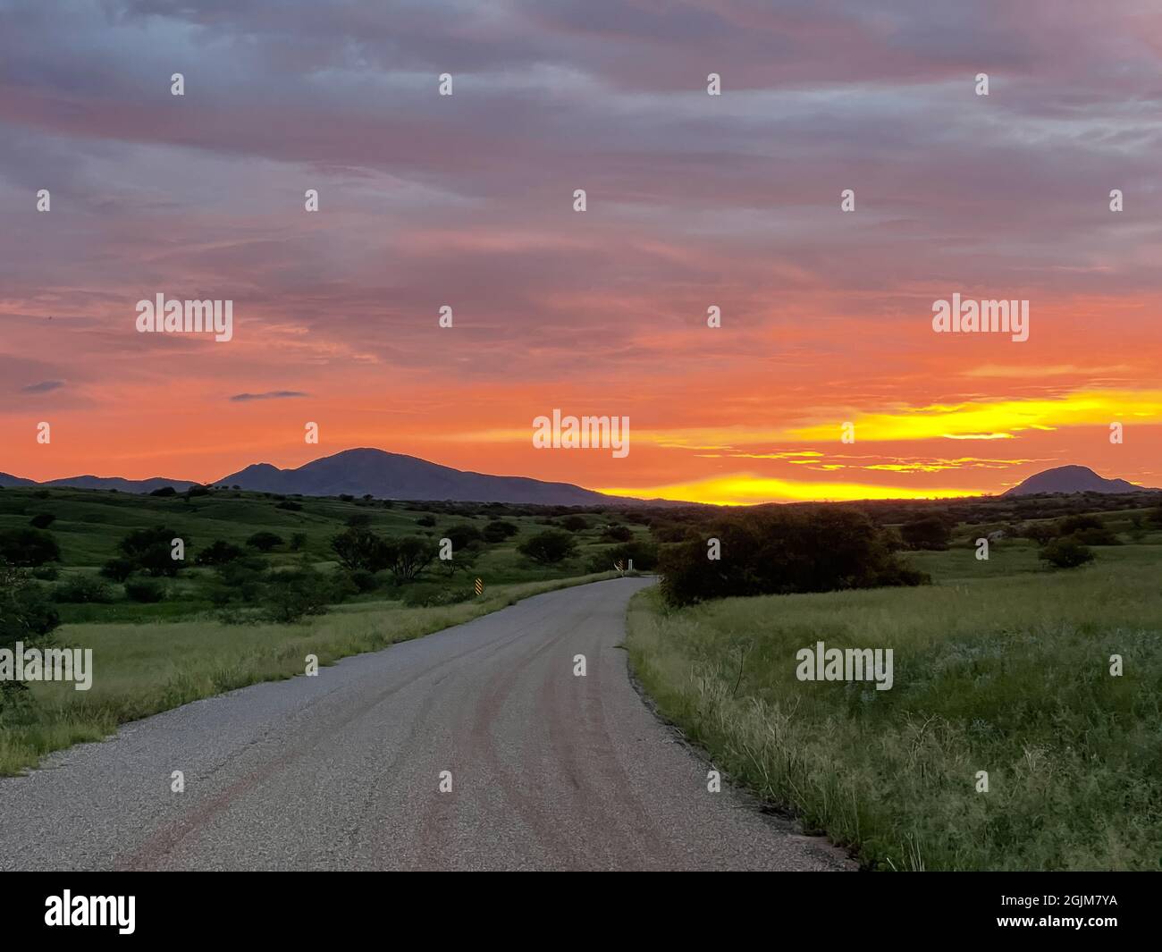 Feuer Sonnenuntergang über Straße und Landschaft in Sonoita, Arizona Stockfoto