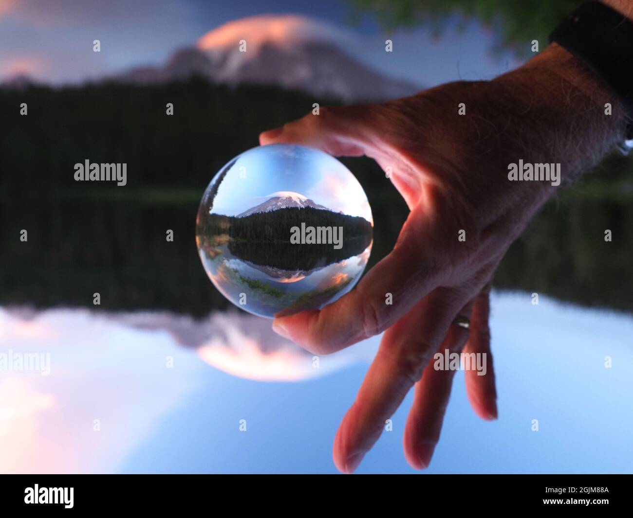 Mount Rainier bei Sonnenaufgang durch eine Kristallkugel Stockfoto