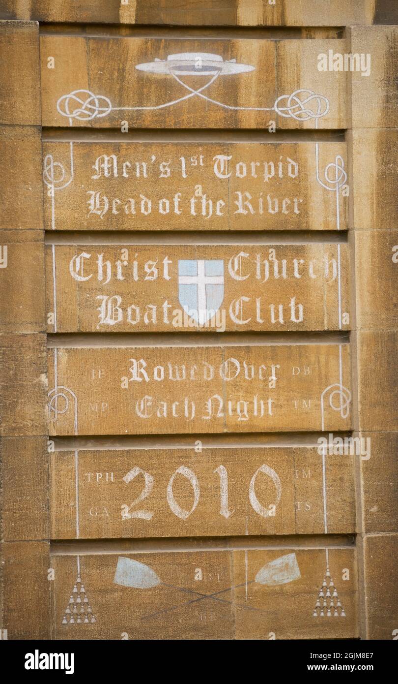 Kreideeinsirtion an den Wänden eines Christ Church College Quad, das den Sieg im Rudern feiert. Christchurch Boat Club HERREN 1. TORPID KOPF DES FLUSSES. University of Oxford, Oxford, England, Großbritannien Stockfoto