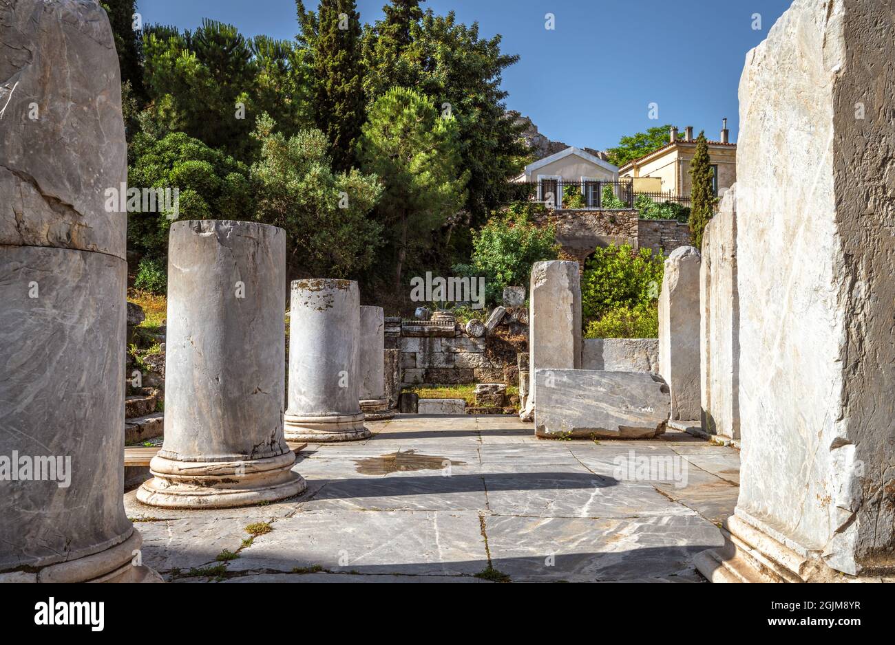 Antike griechische Ruinen in der römischen Agora, Athen, Griechenland, Europa. Es ist Touristenattraktion von Athen. Überreste des hellenistischen Tempels im Plaka-Bezirk in Ath Stockfoto