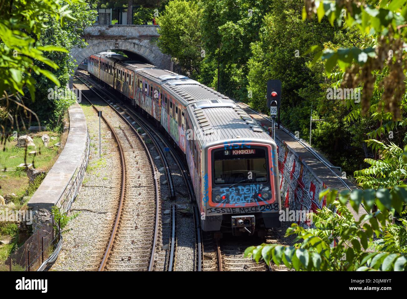 U-Bahn in Athen, Griechenland, Europa. Eisenbahnwagen mit Graffiti auf der Straße gemalt, U-Bahn-Straße in der Innenstadt von Athen im Sommer im Freien. Konzept von Stockfoto
