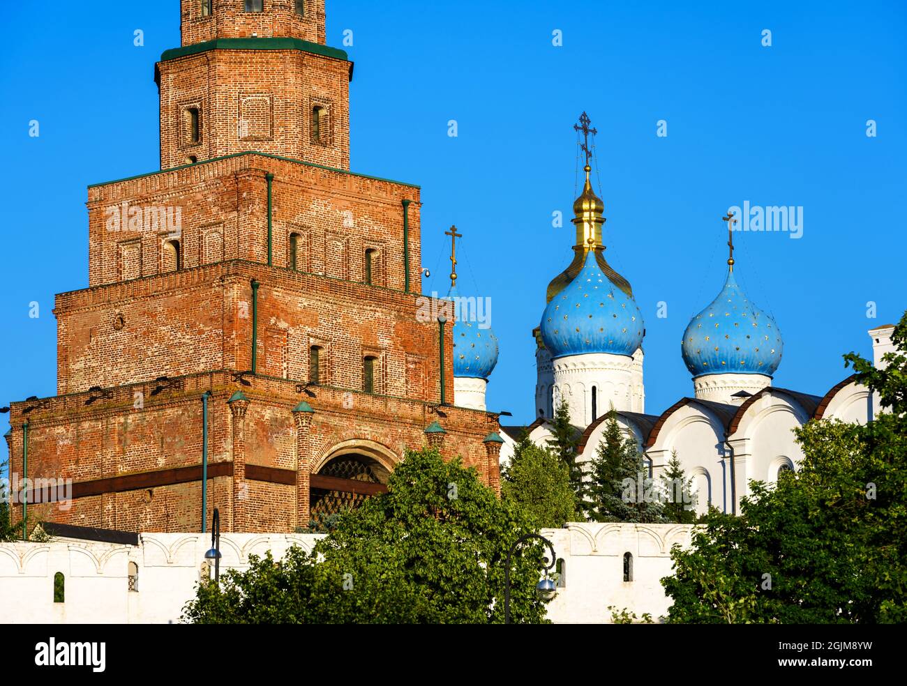 Kasan Kreml im Sommer, Tatarstan, Russland. Es ist die Top-Touristenattraktion von Kazan. Blick auf den Suyumbike-Turm und die Mariä-Verkündigung-Kathedrale, Sehenswürdigkeiten Stockfoto