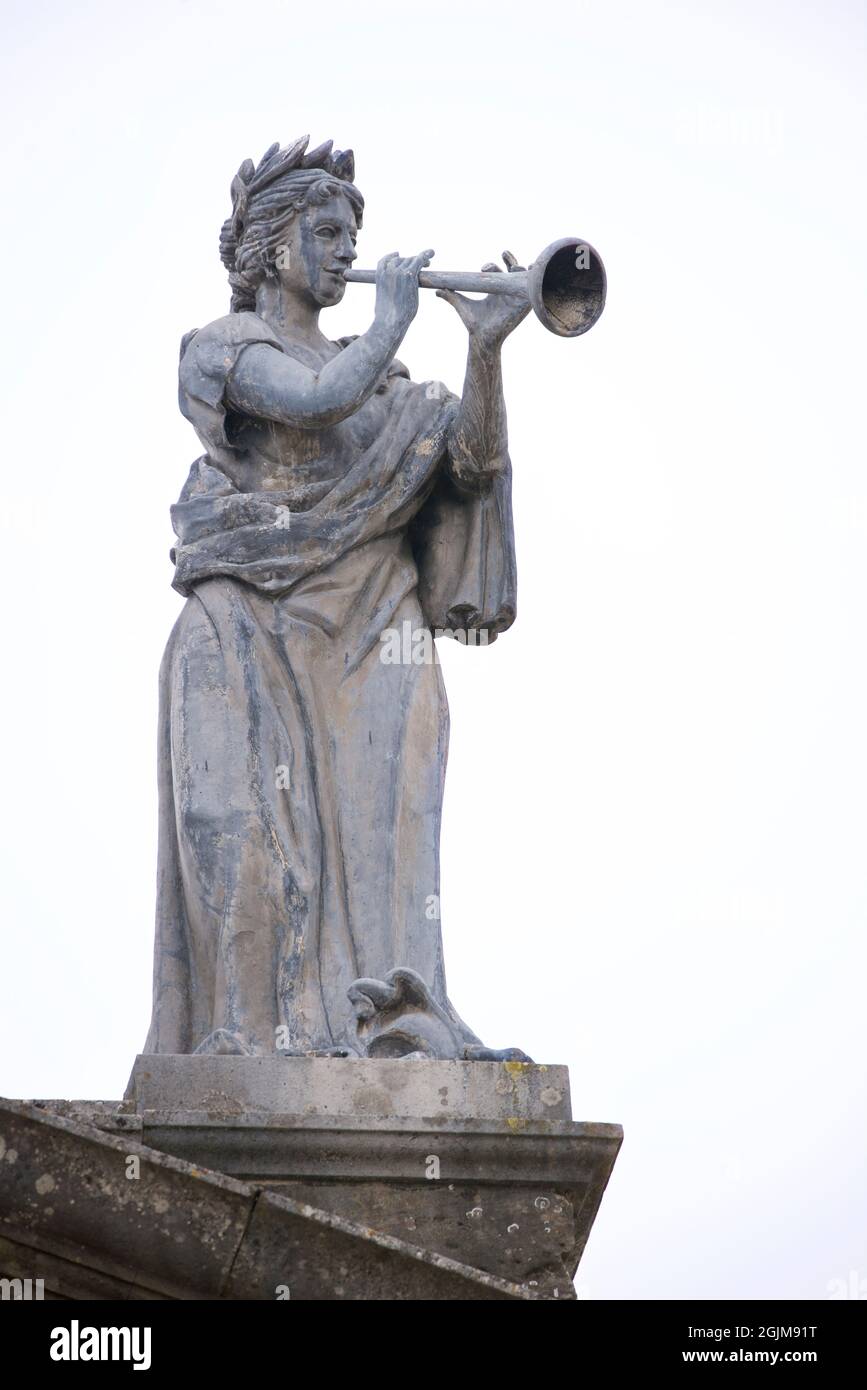 Statue einer der neun Musen, die das Dach des Clarendon-Gebäudes, University of Oxford, Oxford, England, UK schmücken. Die neun Musen: Inspirierende Göttinnen der Literatur, der Wissenschaft und der Künste Stockfoto
