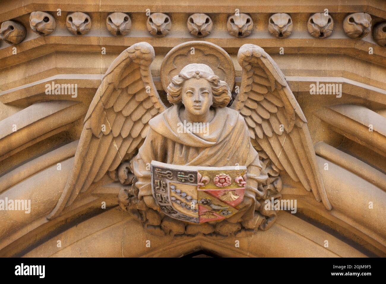 Winkel und Wappen über einer Tür, Broad Street, Oxford. University of Oxford History of Science Museum, Oxford, England, Großbritannien Stockfoto