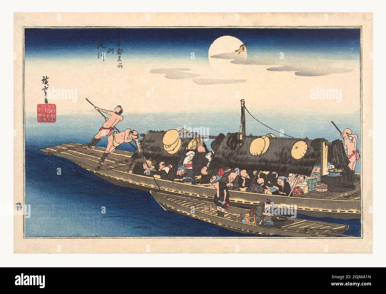 Digital optimierte japanische Holzschnitt-Illustration aus dem 19. Jahrhundert: Der Yodo River, von „berühmten Orten in Kyoto“, Eine Fähre, die über den Yodo River transportiert wird, und ein kleineres Boot anlegt, um warme Produkte an Bord zu verkaufen; zwei Ruderer, die auf den Kuckuck schauen, der vor dem Vollmond fliegt. Stockfoto