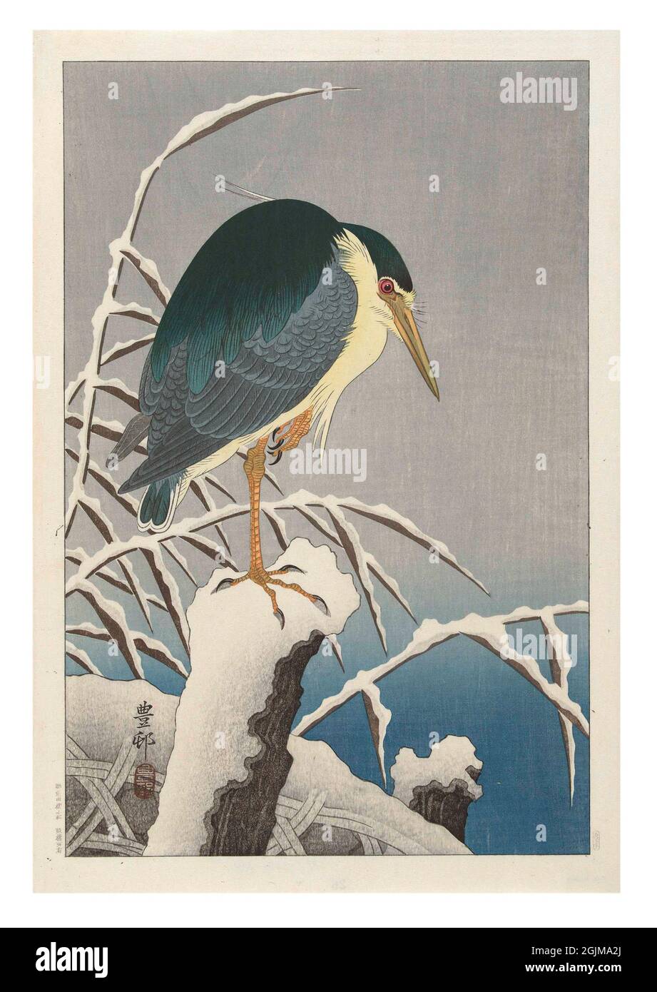 Reiher auf einem Bein auf verschneite Stange stehend. Schneebedecktes Schilf im Hintergrund. Digital optimierte japanische Holzschnitt-Illustration des 19. Jahrhunderts. Stockfoto