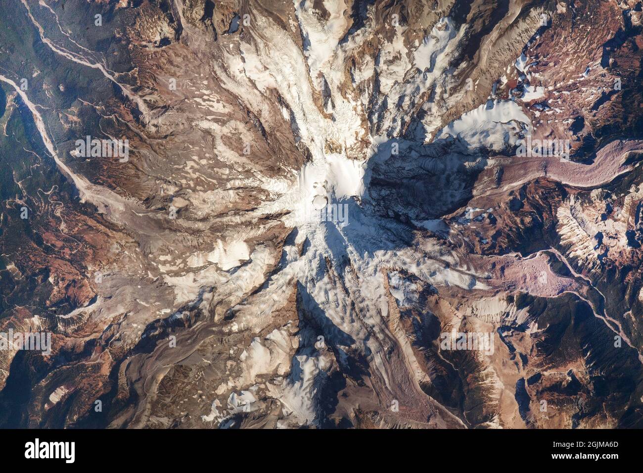 Foto von der Internationalen Raumstation von Mount Rainer und Umgebung, USA. Fotografiert im Jahr 2018. Gletscher. Eine optimierte und digital verbesserte Version eines NASA-Bildes / Bildnachweis NASA Vol., LIBERTY CAP,Vol.,MOUNT RAINIER,WASHINGTON,WASHINGTON, MOUNT RAINIER, EAST CRATER, WEST CRATER, GIBRALTAR ROCK, LITTLE TAHOMA PEAK, CARBON GLAICER, WINTHROP GLACIER, TAHOMA GLACIER, INGRAHAM-GLETSCHER, MUIR-SCHNEEFELD, SÜD-TAHOMA-GLETSCHER Stockfoto