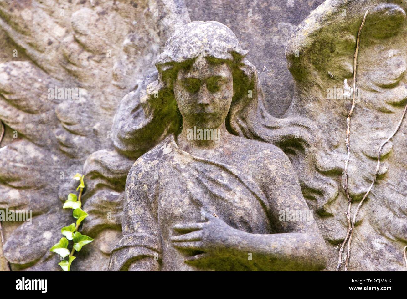 Eine offene Engelsstatue mit Flügeln auf einem Grab auf dem Friedhof von Arnos Ve, Bristol, Großbritannien 02-09-2021. Stockfoto