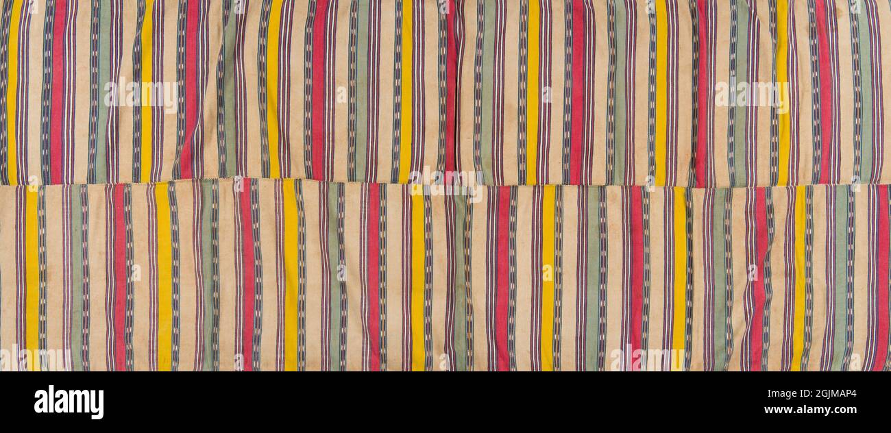 Detail eines handgewebten Wandteppichs mit natürlichen Farbstoffen und ikat-Muster aus Totonicapan, Guatemala. Stockfoto