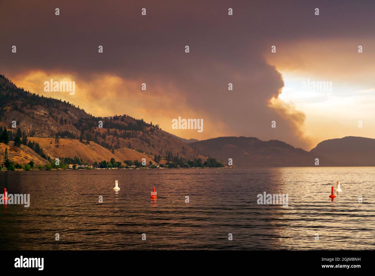 Blick auf den Waldbrandrauch vom Skaha Lake in Penticton, British Columbia, Kanada. Stockfoto