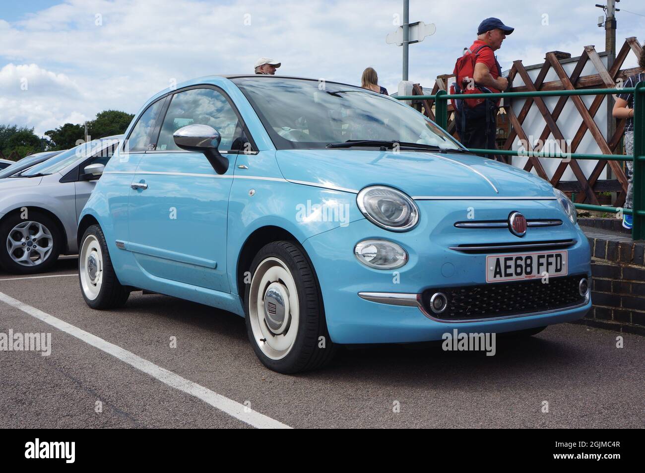 Modernes Fiat 500 Auto parkt in der Nähe des Bahnhofs in Sheringham Norfolk Stockfoto