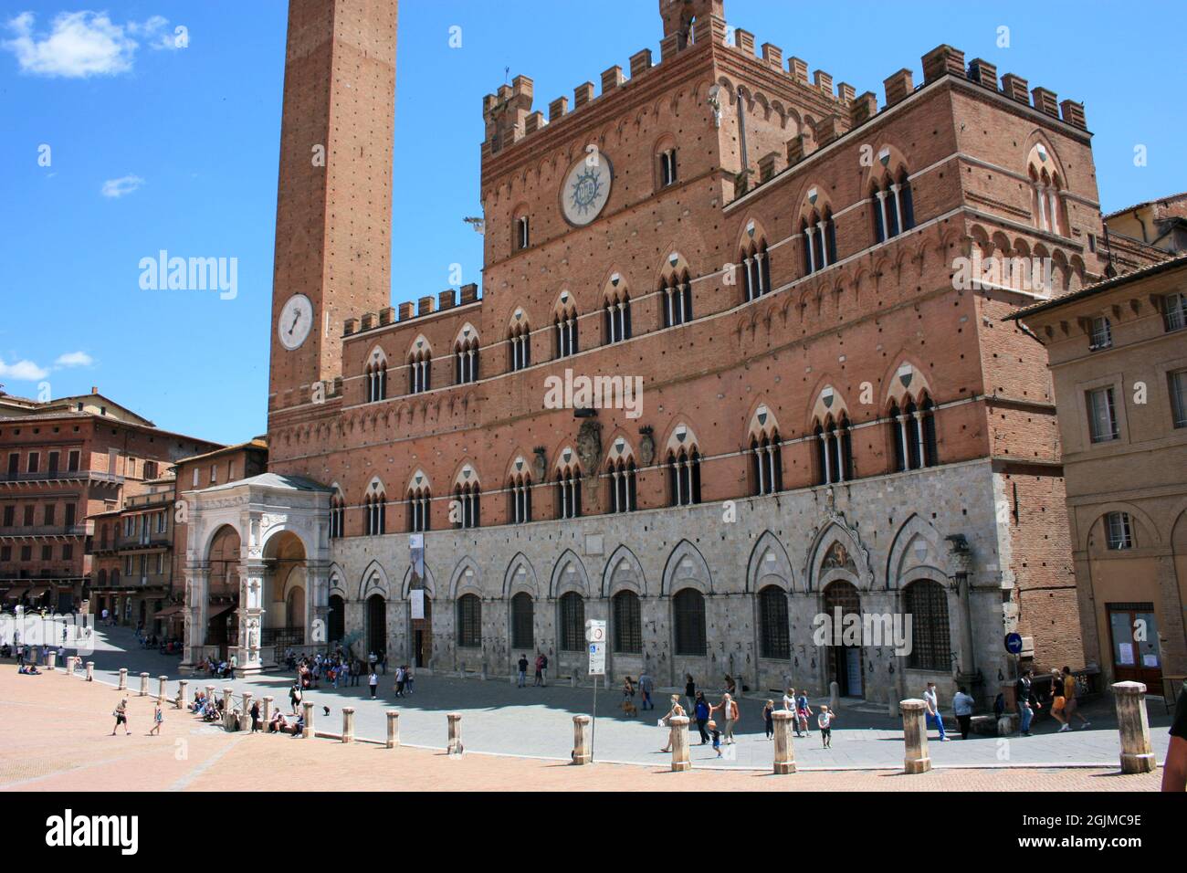 Die mittelalterliche Piazza del Campo di Siena und der rote Bürgerturm des Rathauses Stockfoto