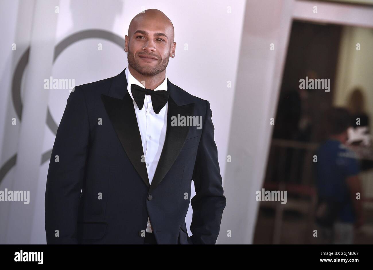 Venedig, Italien. September 2021. Marcell Jacobs besucht den roten Teppich des Films „das letzte Duell“ während der 78. Internationalen Filmfestspiele von Venedig am Freitag, den 10. September 2021 in Venedig, Italien. Foto von Rocco Spaziani/UPI Credit: UPI/Alamy Live News Stockfoto