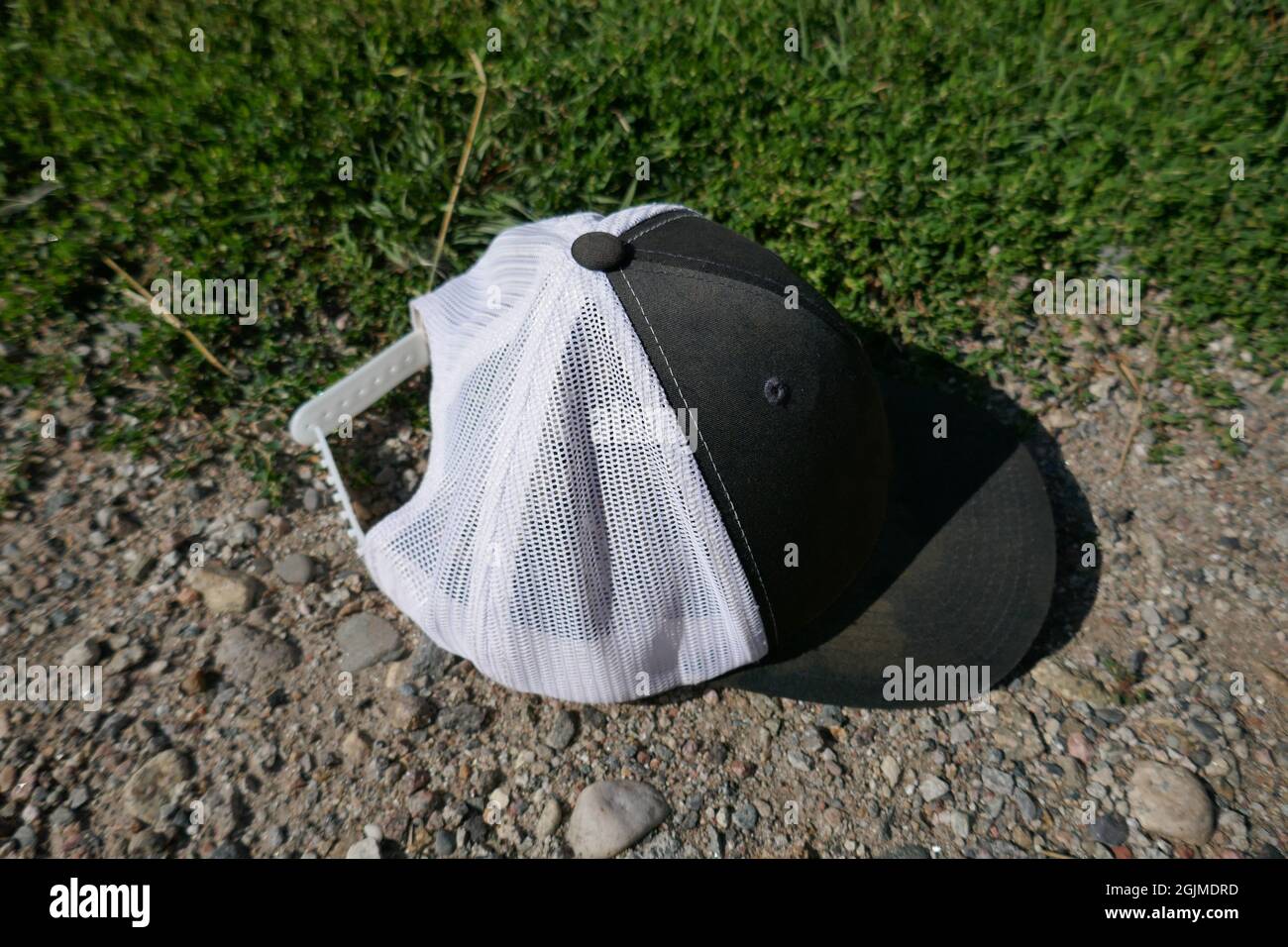Verlorene Baseballmütze Hut auf dem Boden Stockfoto