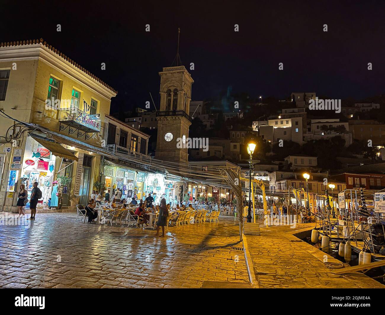 Fußgängerzonen der Insel Hydra bei Nacht. Blick auf das Zentrum von
