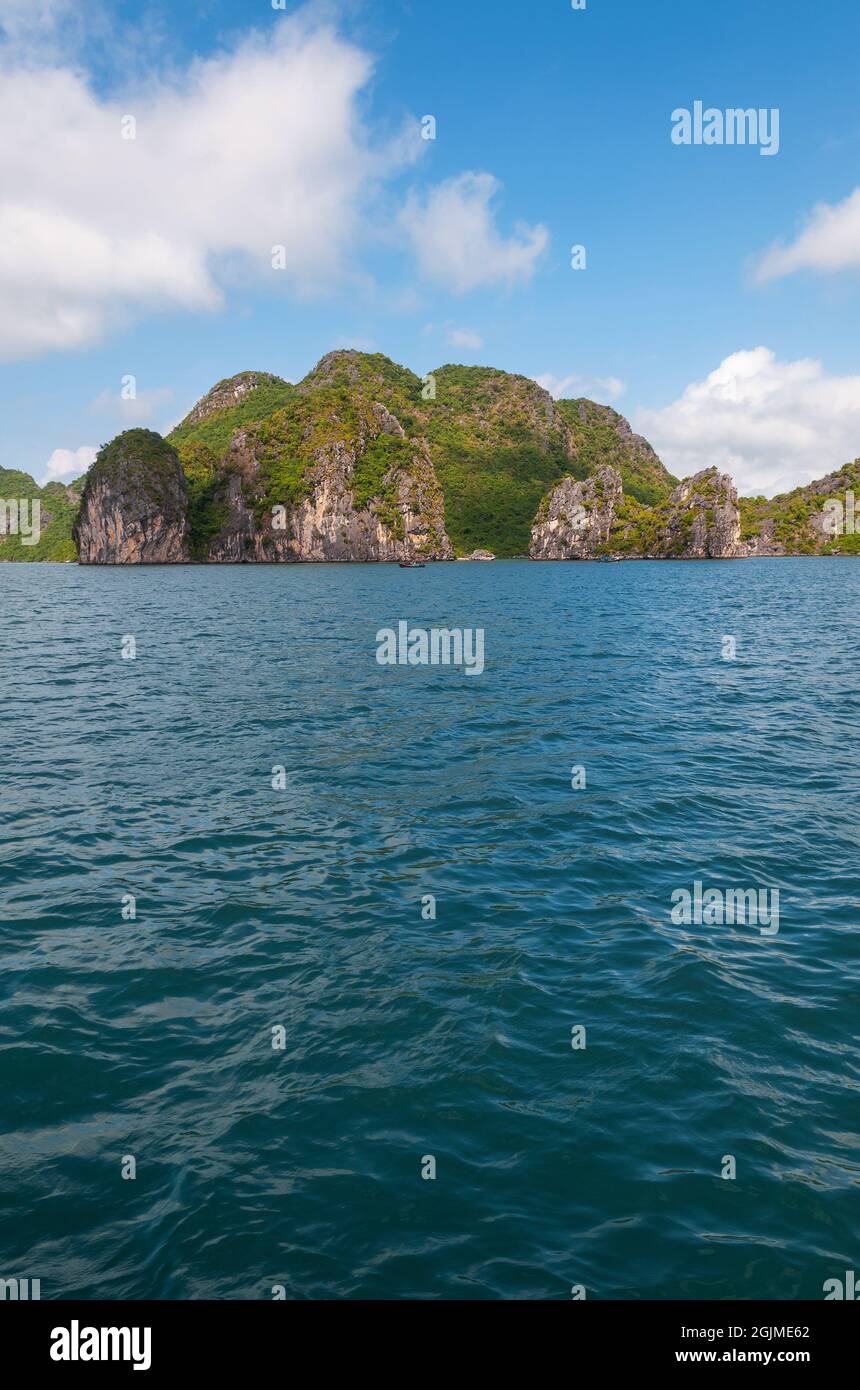 Halong Bay Landschaft im Sommer mit Kopierfläche, Nordvietnam, Asien. Stockfoto