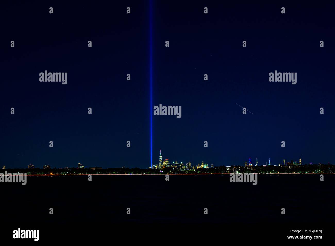 Blick auf das Lower Manhattan mit The Tribute in Light, von der Coney Island, Brooklyn am Vorabend des 9. Jahrestages der 11; 10. September 20 Stockfoto