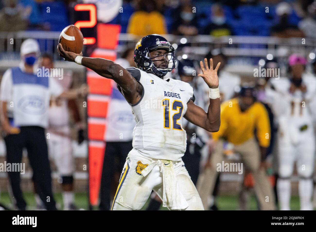 Durham, NC, USA. September 2021. North Carolina A&T Aggies Quarterback Kingsley Ifedi (12) wirft im dritten Quartal des NCAA Football-Matchup im Wallace Wade Stadium in Durham, NC, Feld gegen die Duke Blue Devils. (Scott Kinser/Cal Sport Media). Kredit: csm/Alamy Live Nachrichten Stockfoto