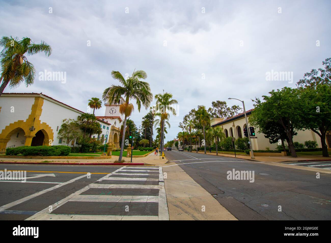 Das Santa Barbara County Courthouse ist ein Gebäude im Stil der spanischen Kolonialzeit, das 1929 fertiggestellt wurde. Das Gebäude befindet sich in der historischen Anacapa Straße 1100 Stockfoto