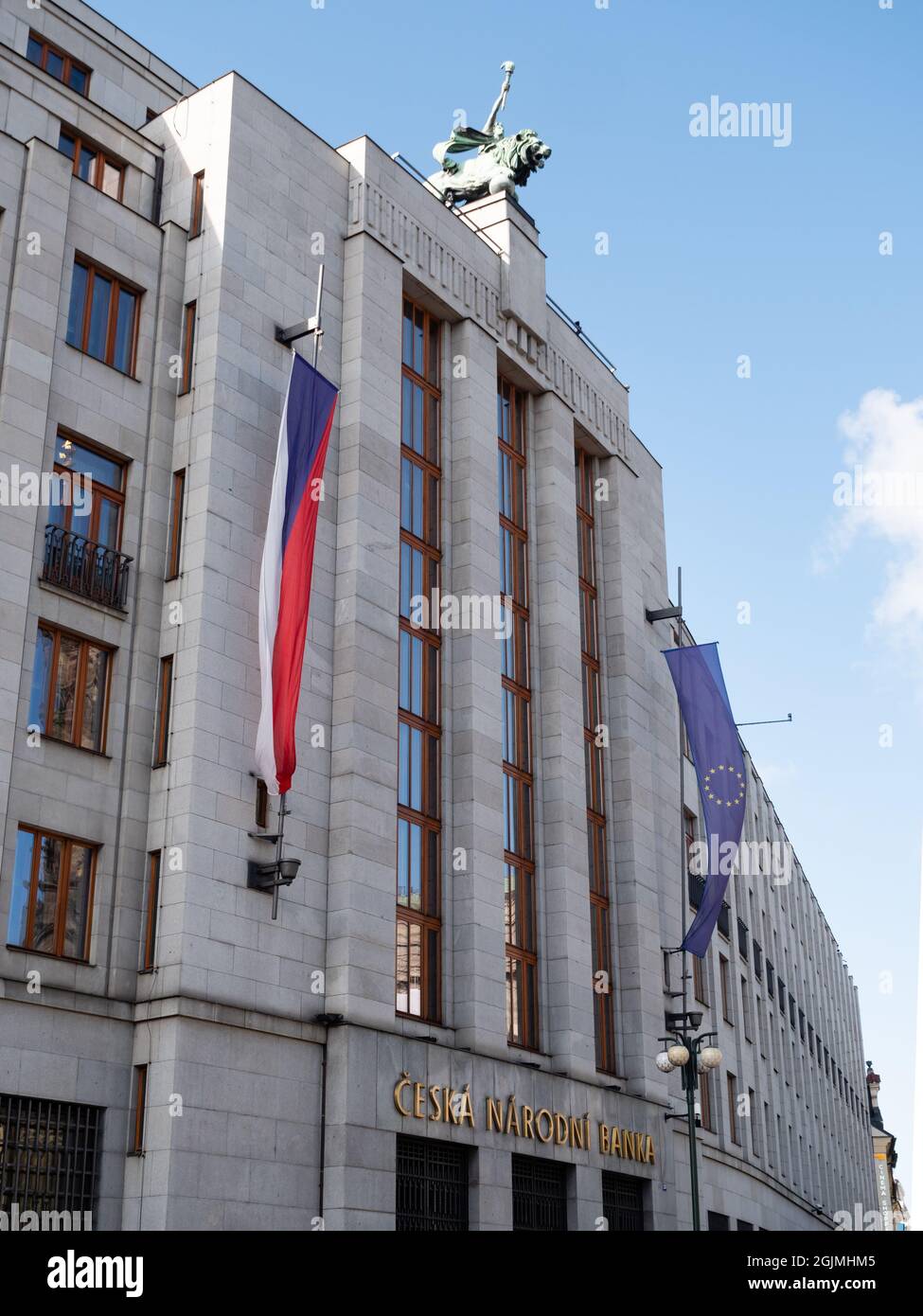 Prag, Tschechische Republik - Juli 3 2021: Außenansicht der Tschechischen Nationalbank oder der Ceska Narodni Banka. Stockfoto