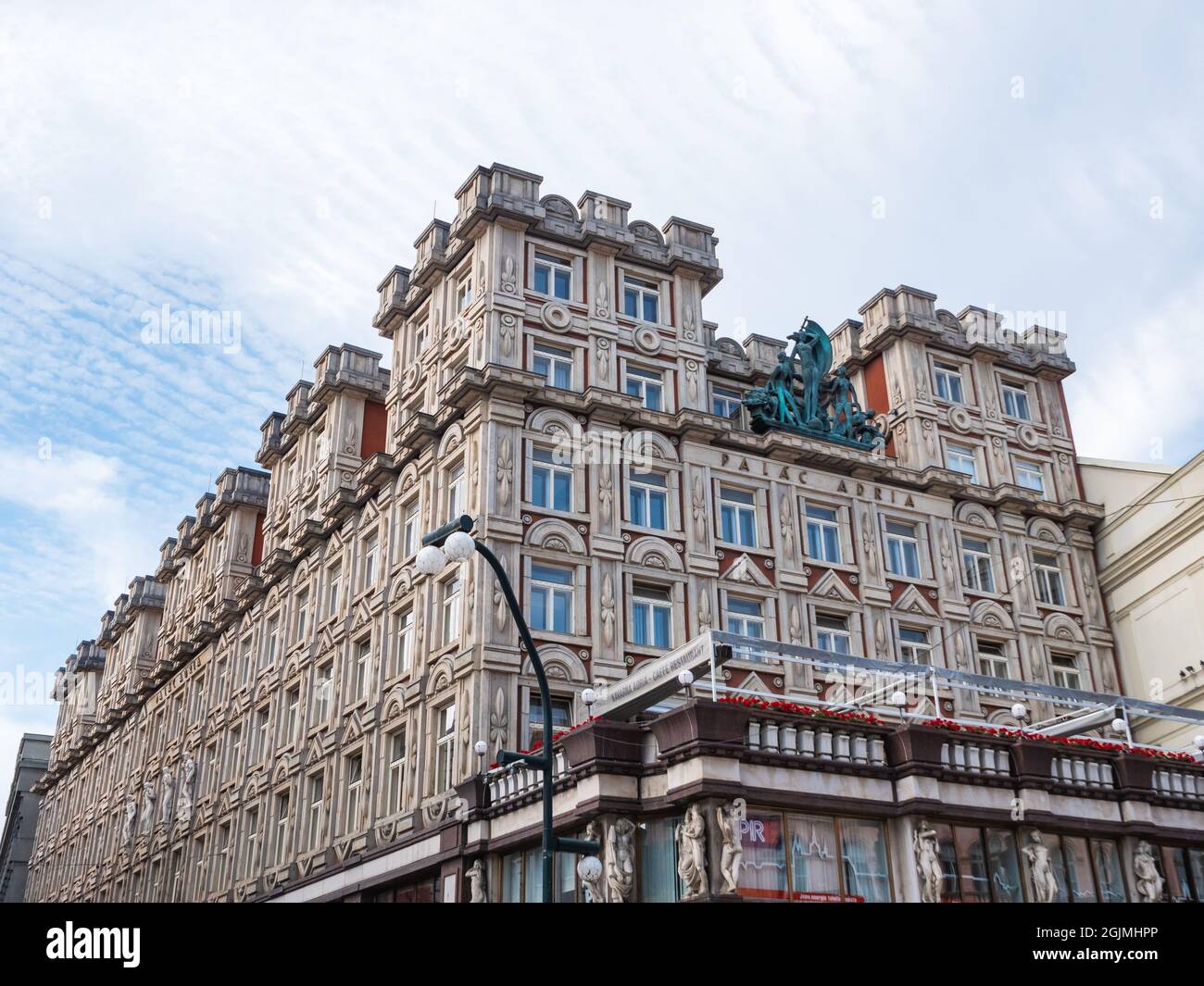 Prag, Tschechische Republik - Juli 4 2021: Palac Adria, ein Palast im kubistischen Stil. Stockfoto