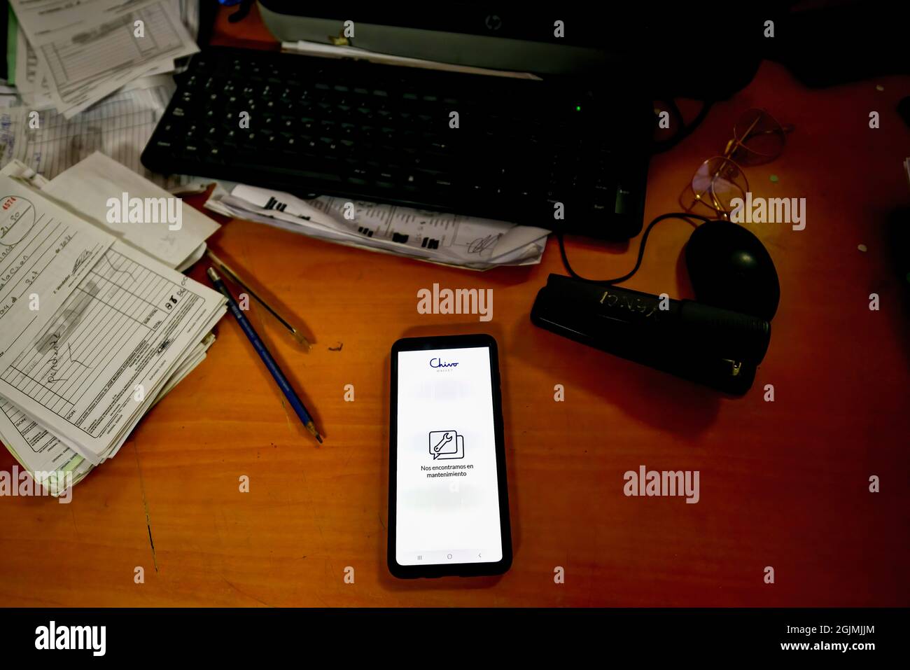 San Salvador, El Salvador. September 2021. Ein Mobiltelefon zeigt die Chivo Wallet-Wartungsmeldung während der gesetzlichen Kryptowährungsausschreibung an.das Echeveria Importer-Geschäft, in dem Motorradreparaturteile verkauft werden, hat sich entschieden, sich als Unternehmen in der Chivo Wallet zu registrieren, obwohl noch keine Kunden mit der Krypto bezahlt haben. Die Regierung von El Salvador führte die Chivo Wallet Inmitten von Bitcoin ein gesetzliches Zahlungsmittel seit dem 7. September ein. Die Crypto-Trading-Anwendung wurde mit mehreren technischen Problemen eingeführt, da viele sich dafür entschieden, einen finanziellen Anreiz von 30USD zu erhalten. Quelle: SOPA Images Limited/Alam Stockfoto