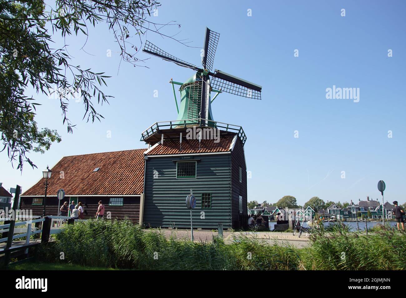 Die würzige Windmühle namens De Huisman im Lager De Haan im Zaanse Schans, einem niederländischen Freilichtmuseum. Zaanstad, Niederlande, September Stockfoto