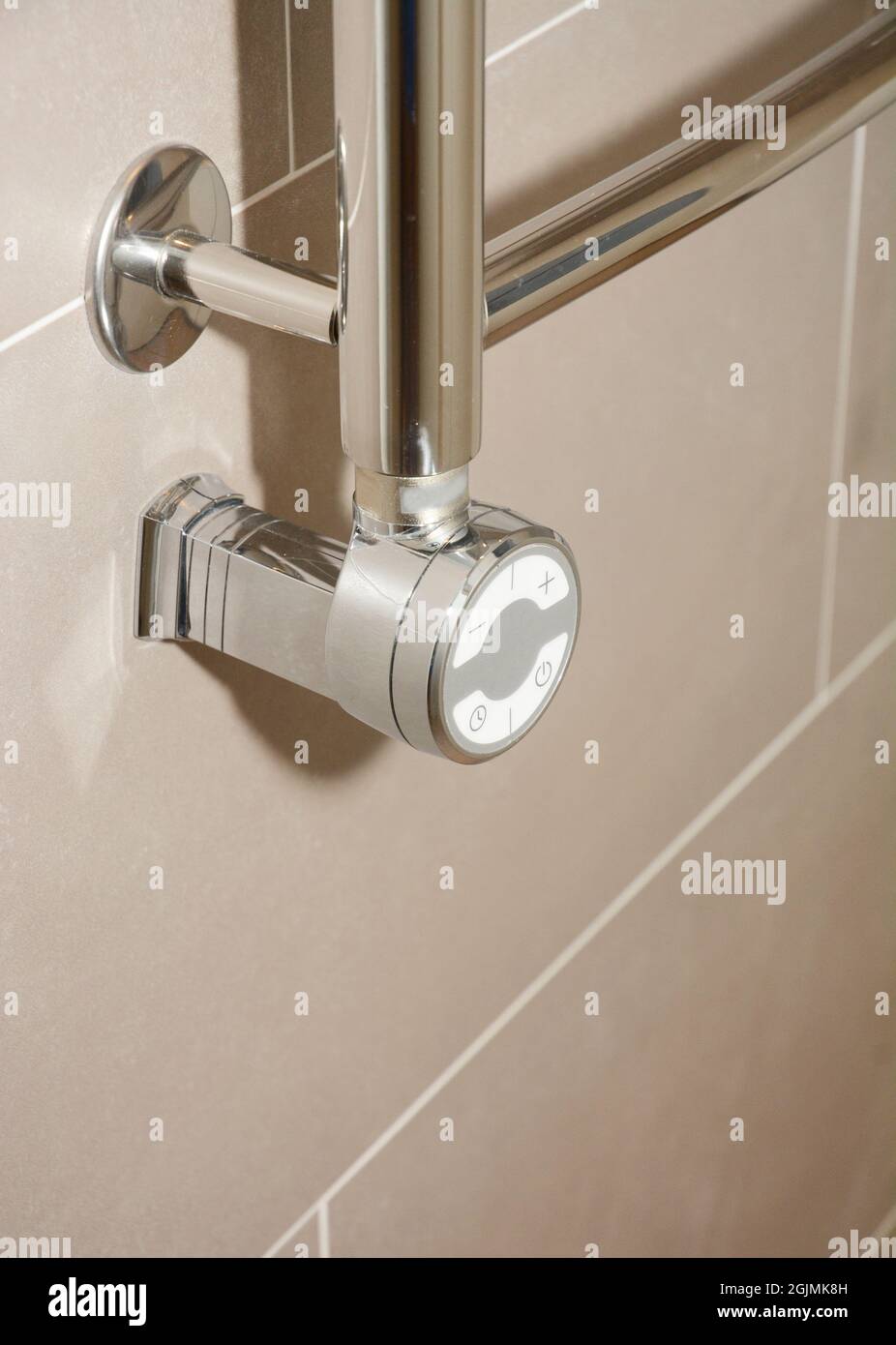 Handtuch Heizkörper Heizelemente.Thermostatische elektrische Handtuchhalter für Badezimmer. Stockfoto