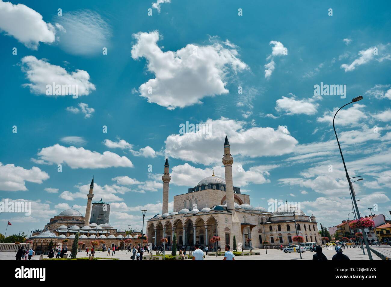 Sultan Selim Moschee (Cami) und Mevlana Grab (Turbe) in Konya, Türkei und schöne und bunte Blumen und viele Menschen und Touristen mit blauen Stockfoto