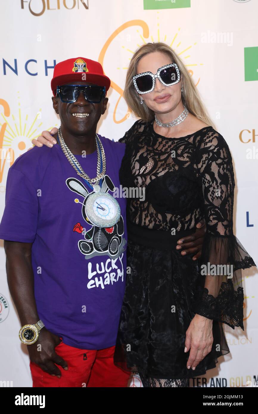 Los Angeles, Kalifornien, USA. September 2021. Flavor Flav und Christina Fulton bei der Premiere der „Shine“-Show im Charlie Chaplin Theater in den Raleigh Studios in Los Angeles, Kalifornien. Kredit: Sheri Determan Stockfoto