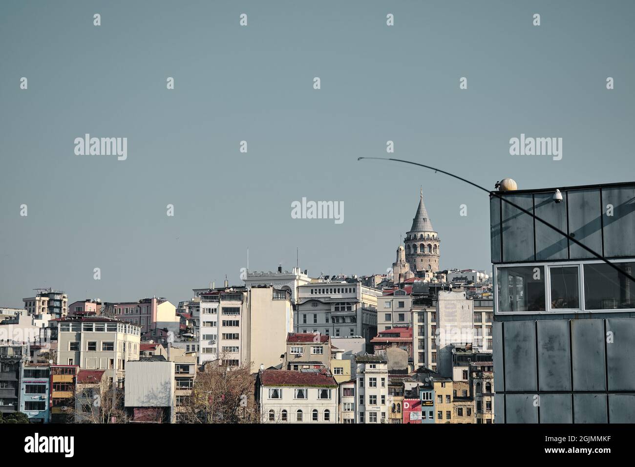 Türkei istanbul 04.03.2021. Der berühmte galata-Turm von istanbul wurde vom bosporus aus fotografiert. Er wird von genuesischen Matrosen zur Beobachtung errichtet Stockfoto