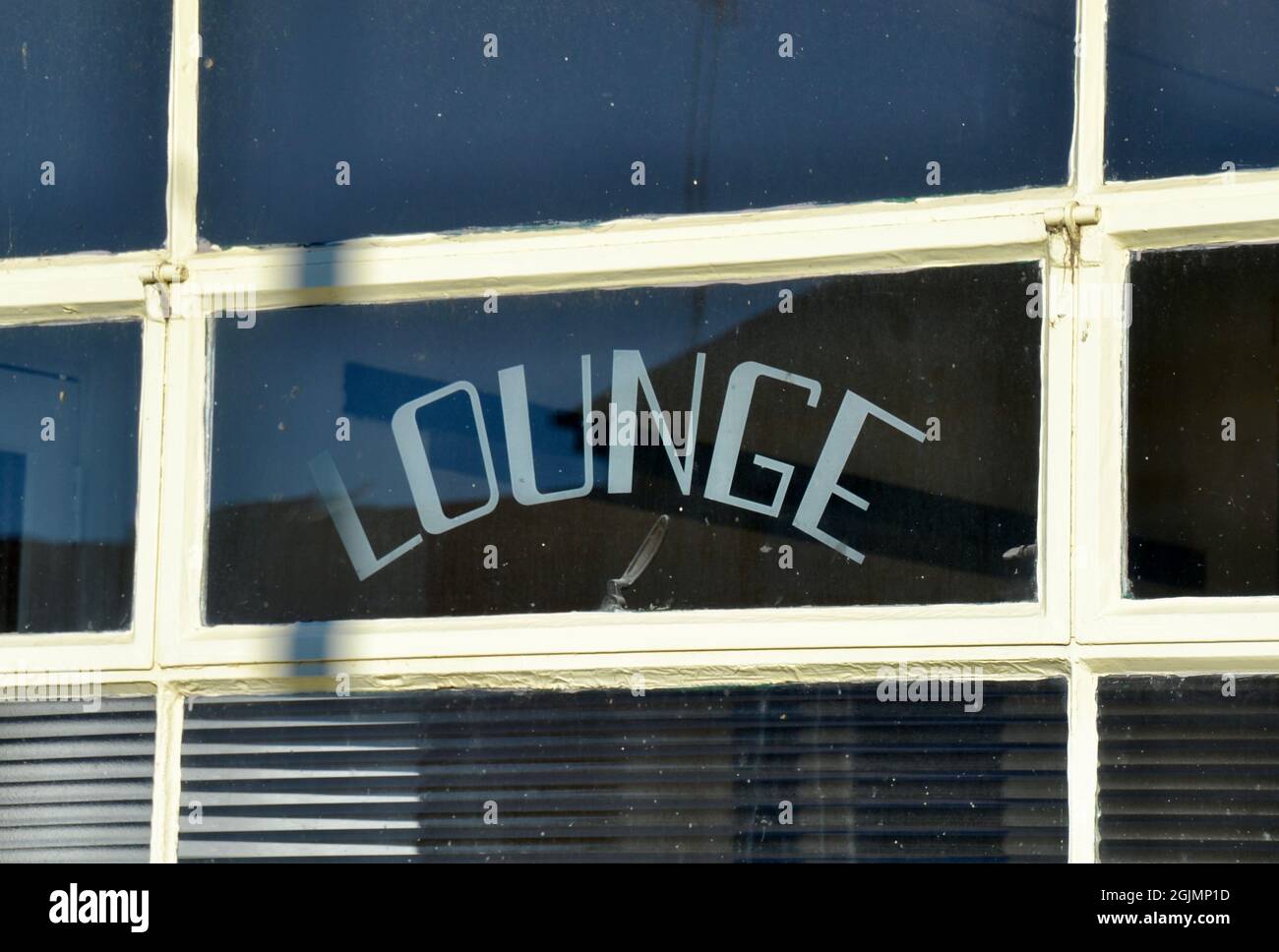 Altes Art déco-Schild für die Ladies Lounge am Fenster einer Bar in der ländlichen Stadt Tasmaniens mit weißem Stahlrahmen Stockfoto