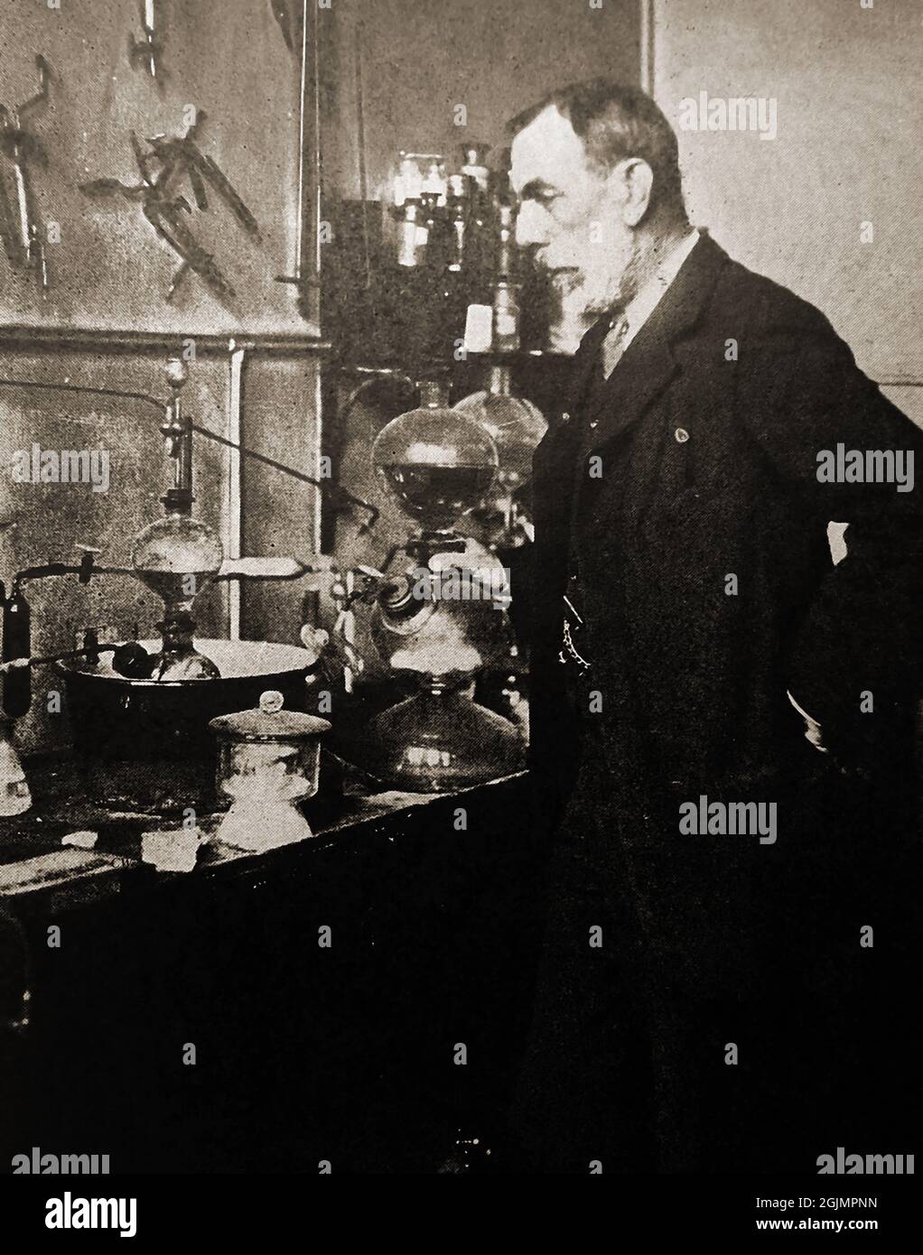 1939 Bild des schottischen Chemikers Professor Sir William Ramsey (1852 – 1916) in seinem Labor. Neben Lord Rayleigh (John William Strutt) entdeckte er eine Reihe neuer Gase, darunter Argon, Helium-Neon, Krypton und Xenon. Er gewann eine Reihe von renommierten Auszeichnungen, darunter den Leconte-Preis (1895), die Barnard-Medaille für verdienstvollen Dienst an der Wissenschaft (1895), die Davy-Medaille (1895), den Nobelpreis für Chemie (1904), die Matteucci-Medaille (1907) und die Elliott Cresson-Medaille (1913) Stockfoto